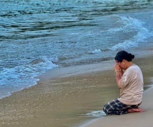 Tấm ảnh buồn nhất lúc này: Người mẹ gục khóc, cầu nguyện bên bãi biển Lăng Cô mong chờ phép màu con quay về sau 4 ngày mất tích