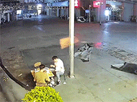 Đang ăn tối ngoài vỉa hè, hai người đàn ông bỗng 'hết hồn' khi gặp cơn lốc