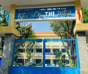 Giáo viên cho 6 học sinh đánh một bạn cùng lớp vì đi học muộn
