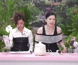 Võ Hà Linh livestream chốt đơn với lượng mắt xem khủng nhưng khách hàng liên tục la ó vì lỗi, cú quát nhân viên xối xả gây sốc