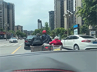 "Tròn mắt' với cách người đàn ông chở bố mẹ bằng xe máy về nhà