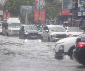 Mưa lớn, nhiều đường phố Đà Nẵng thành sông, giao thông hỗn loạn