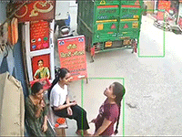 Kinh hoàng hai bò húc nhau khiến bé gái bị thương vì vạ lây