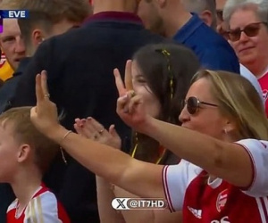CĐV Arsenal ăn mừng sớm vì bị lừa West Ham gỡ hòa trước Man City