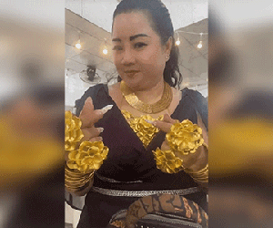 Hội 'phú bà' miền tây gọi tên cô Út: Vàng đeo kín người, nhà có 6 chị em đều mê diện vàng