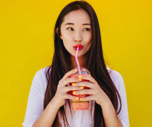 Dùng ống hút tiện lợi khi uống nước nhưng 2 đối tượng phải tuyệt đối tránh