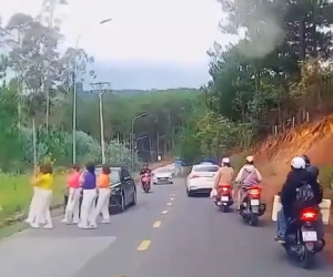 Công an Đà Lạt mời làm việc với nhóm phụ nữ dừng ô tô, nhảy múa giữa đường