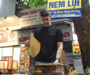 Chàng Tây thoăn thoắt nướng nem lụi, rao bán bánh xèo ở vỉa hè Hà Nội
