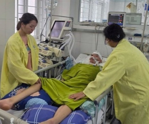 Nam sinh lớp 8 bị đánh chấn thương sọ não có tiên lượng rất xấu, đã chuyển về Bệnh viện Nhi trung ương