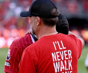 Van Dijk bật khóc, ôm chặt Jurgen Klopp trong khoảnh khắc chia tay