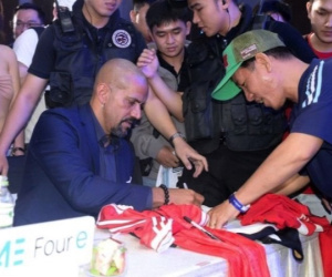 Lần đầu thăm Việt Nam, cựu danh thủ Man Utd - Juan Veron kết món Phở