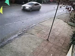 Phóng nhanh khi đi dưới trời mưa, thanh niên đi xe máy trượt lê trên đường suýt gây vạ cho xe tải