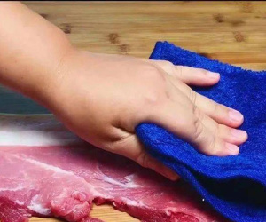 Tại sao phải phủ giẻ lên miếng thịt lợn ở chợ, người bán hàng tiết lộ lý do