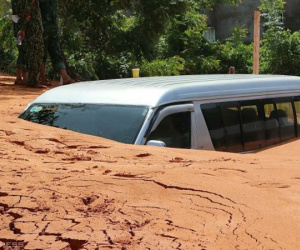 Lũ cát ập xuống đường đi Mũi Né, nhiều nhà dân, xe cộ bị vùi lấp
