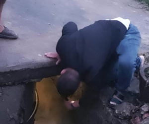 Hai thanh niên chui vào cống thoát nước dài 25m cứu bà cụ 88 tuổi