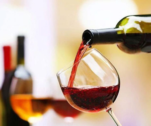 Người đàn ông chăm uống rượu vang đỏ 'làm mềm mạch máu', sau nửa năm đi khám, nhìn kết quả mà mặt biến sắc