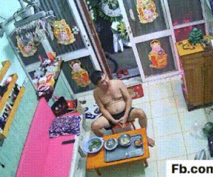 Xác minh clip người đàn ông cầm dao xông vào nhà chém người