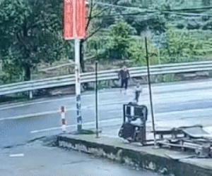 Kinh hoàng khoảnh khắc bé trai bị xe tải tông trúng khi đang chạy sang đường