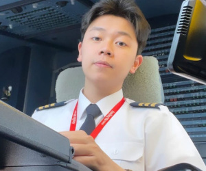 Danh tính 'em trai phi công' Hà Nội hot nhất MXH: 2k1 đã là cơ phó Vietjet, visual cực phẩm, clip mấy giây mà làm các chị 30 cũng phải 'replay' cả ngày