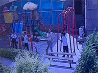 Cậu bé bị đánh liên tục vào đầu, mặt khi vô tình để xích đu va vào người phụ nữ