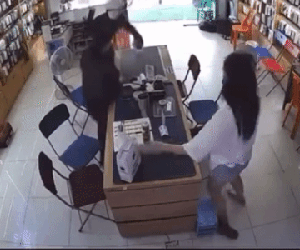 Truy bắt đối tượng cầm hung khí uy hiếp 2 cô gái, cướp cửa hàng điện thoại