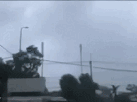 Khoảnh khắc kinh hoàng: Sét đánh kèm tiếng nổ lớn khiến người phụ nữ tử vong khi đang ngồi ăn cơm cùng chồng