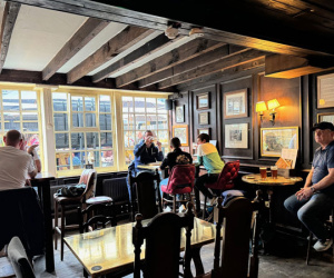 Theo khách Việt khám phá chốn yêu thích của những 'ông hoàng bà chúa' ở London