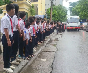 Cảm động hình ảnh học sinh toàn trường đứng hai bên đường tiễn bạn lần cuối dưới cơn mưa mùa hạ