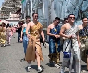 Rộ trào lưu khách nam mặc váy đi chùa Thái Lan