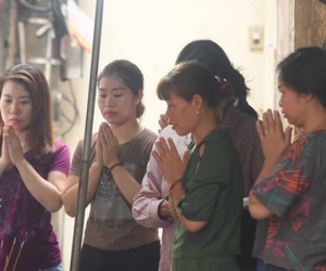 Nhiều người đến khu nhà trọ bị cháy ở Hà Nội thắp hương cho các nạn nhân xấu số