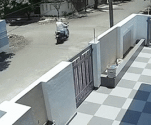 Clip: Ô tô đâm trúng người đàn ông rồi bỏ chạy khỏi hiện trường