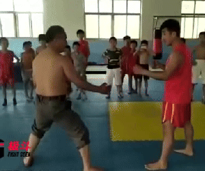 Võ sư Trung Quốc bị đá gục sau 3 giây, suýt mất mạng vì trót dại thách đấu võ sĩ tán thủ