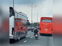 'Cà khịa' với xe khách trên quốc lộ, thanh niên điều khiển xe máy nhận 'quả báo' ngay tức thì