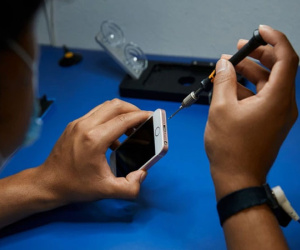 Làm thợ sửa iPhone ở đây 'sướng như tiên': Tải hộ ứng dụng cũng có tiền, được săn đón như người nổi tiếng