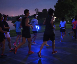 Không hoàn thành chỉ tiêu kinh doanh, nhân viên bị 'sếp' bắt leo bộ 84 tầng, chạy 10km giữa đêm