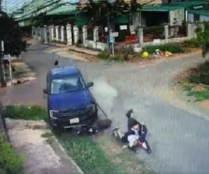 Tạm giữ tài xế ô tô hất văng 2 nữ sinh trên đường rồi bỏ trốn