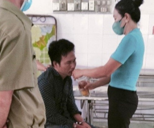 Tạm giữ đối tượng ném đá ô tô quân sự và chém trọng thương công an