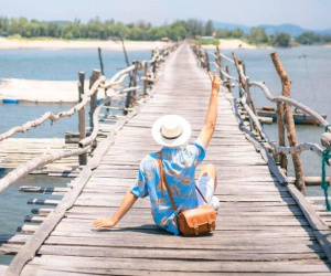 Cây cầu gỗ vượt sông dài nhất Việt Nam: Trải nghiệm thót tim đi mãi chẳng thấy bờ, nhưng đẹp và ngoạn mục hết sức!