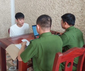 Dùng dao khống chế 2 nữ nhân viên cửa hàng điện thoại rồi cướp tài sản