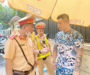 Hà Nội: Nam thanh niên mang hung khí đi dằn mặt kẻ trêu chọc bạn gái