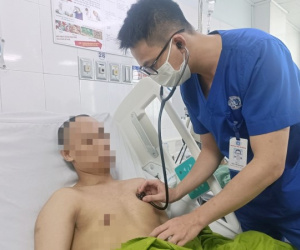 Nam thanh niên nguy kịch sau 2 giờ đi xe máy từ Hà Nội về quê giữa trời nắng