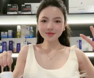 Gần sinh Chu Thanh Huyền bất ngờ nhập viện, vẫn livestream từ giường bệnh giữa lúc Quang Hải vắng nhà