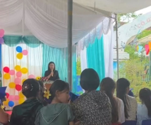 Hiệu trưởng giật mic, chỉ tay vào phụ huynh trong lễ tổng kết, trưởng phòng Giáo dục huyện nói: 'Xấu hổ'