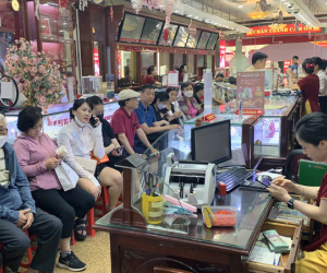 Giá vàng rơi tự do, tiệm chỉ bán 30 phút: Người mua chen chân chờ đến lượt