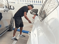 Bị trêu chọc, cầu thủ đắt giá nhất thế giới Neymar thẳng tay lấy dao rạch bánh xe của đồng đội