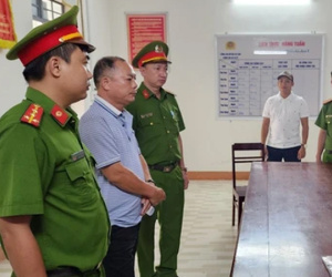 Bắt một 'đại gia' gỗ