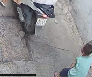 Clip: Bé trai 7 tuổi khóc thét khi bị đôi nam nữ giật điện thoại