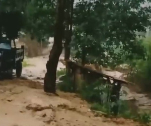 Mưa lũ cuốn trôi 2 cháu nhỏ, nhiều công trình bị hư hại