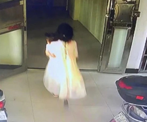 Bé gái 13 tuổi đẩy em nhỏ 2 tuổi từ tầng 17, camera ghi lại cảnh tượng cuối cùng đầy ám ảnh