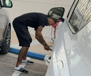 Bị trêu chọc, cầu thủ đắt giá nhất thế giới Neymar thẳng tay lấy dao rạch bánh xe của đồng đội